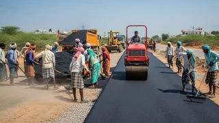 सड़क निर्माण सामग्री में डाला जाने वाला कोलतार अब देश में कम आ पा रहा है। इससे काम की रफ्तार घट गई है। एआई इमेज