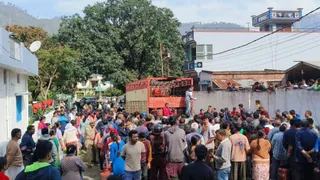 श्रीनगर तहसील के समीप शनिवार को रसोई गैस लेने उमड़े उपभोक्ता। जागरण।