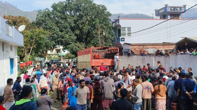 श्रीनगर गढ़वाल में LPG गैस वितरण की अव्यवस्था: सूचना मिलते ही दैनिक कार्य छोड़ सिलिंडर के लिए दौड़ लोग
