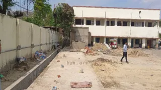 प्रयागराज के लीडर रोड वर्कशाप में निर्माणाधीन इलेक्ट्रिक बस चार्जिंग स्टेशन। जागरण