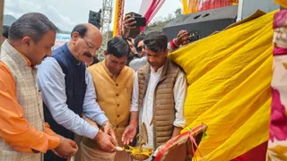 घनसाली में आयोजित घनसाली शताब्दी वर्ष समारोह का दीप प्रज्वलित कर शुभारंभ करते कैबिनेट मंत्री सुबोध उनियाल। जागरण
