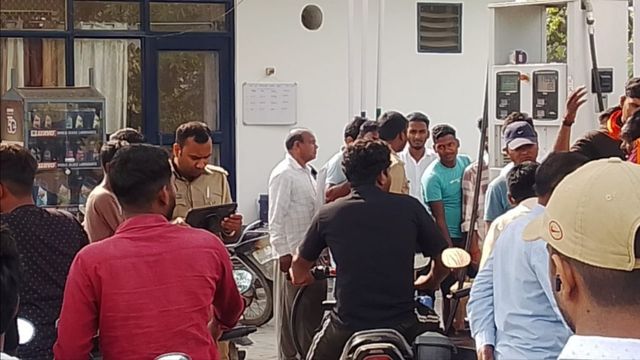 बलिया में 10 में से छह पंपों पर पेट्रोल-डीजल समाप्त, भीड़ होने पर पुलिस तैनात
