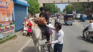 डाकू बन घोड़े पर सवार पूर्व पार्षद।