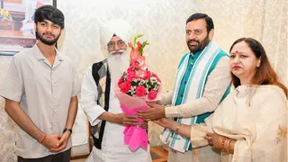 कैप्शन: सीएम सैनी और डेरा प्रमुख मुलाकात करते हुए (जागरण)