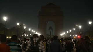 शनिवार रात 8:30 बजे से 9:30 बजे तक इंडिया गेट की सभी प्रमुख लाइटें बंद रखी गईं। ध्रुव कुमार