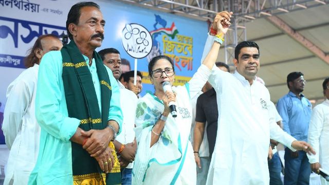 'कौरव' करेंगे विनाश, 'पांडव' करेंगे रक्षा: ममता बनर्जी का भाजपा पर तीखा प्रहार, चुनाव आयोग को भी लपेटे में लिया
