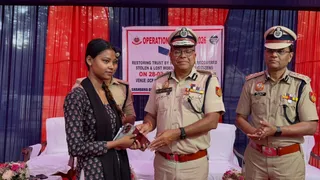 खोया हुआ मोबाइल सौंपते जेसीपी ईस्टर्न रेंज अजीत सिंगला और डीसीपी शाहदरा आरपी मीणा।