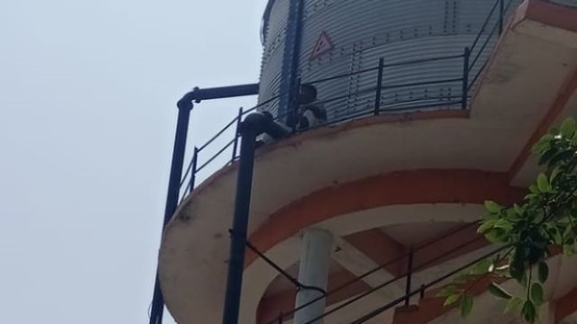 पानी की टंकी पर चढ़ गया गार्ड, तीन घंटे तक चला हाई वोल्टेज ड्रामा, पुलिस ने उतारा तो बताई ये वजह
