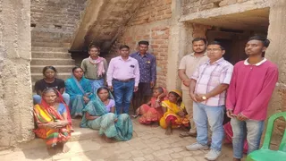 मनोज महतो की मौत की सूचना के बाद शोकग्रस्त परिवार।