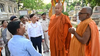 बौद्ध भिक्षु और प्रशासन। फोटो जागरण