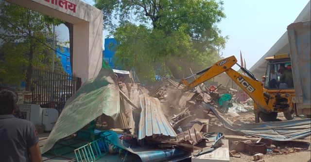 रावतपुर में जीटी रोड पर अतिक्रमण ढहाया, चेस्ट हास्पिटल और कार्डियोलाजी के बीच मेडिकल स्टोर समेत 10 दुकानें जमींदोज
