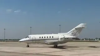 नोएडा इंटरनेशनल एयरपोर्ट के लोकार्पण के बाद उड़ान भरता उत्तर प्रदेश की राज्यपाल आनंदी बेन पटेल का राजकीय विमान। जागरण