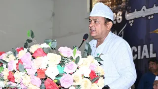हज हाउस में बैठक के दौरान मंत्री डॉ. इरफान अंसारी। (जागरण)