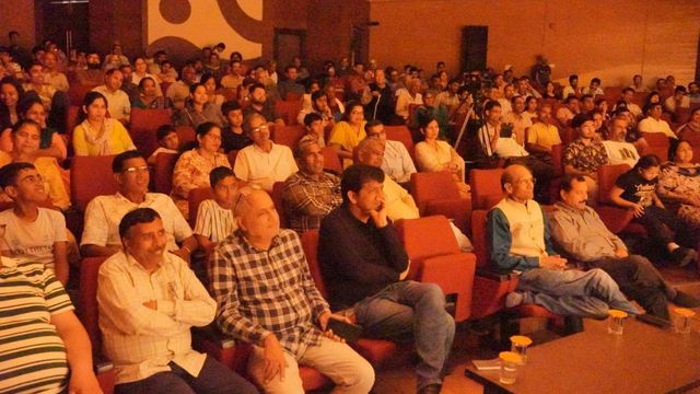 कुरुक्षेत्र में 'न घर का न घाट का' नाटक का मंचन, दो पत्नियों के बीच फंसे पति की दास्तां देख लोटपोट हुए दर्शक
