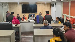 शिमला में महिला आयोग अध्यक्ष विद्या नेगी लोगों से बात करते हुए। जागरण