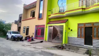 एयरपोर्ट विस्थापित किसानों की आर एंड आर टाउनशिप में बनी शानदार कोठी और सामने खड़ी थार गाड़ी। जागरण