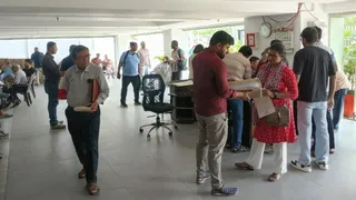 ग्रीन गैस कार्यालय में कनेक्शन के लिए पहुंचे लोग l जागरण