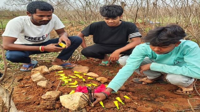 संवेदनशीलता की मिसाल: मोर की मौत के बाद ग्रामीणों ने किया सम्मानजनक अंतिम संस्कार
