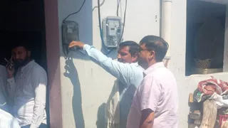 धनौरी सब डिवीजन में कनेक्शन कटवाते एसडीओ अश्वनी कुमार। निगम