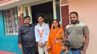 अपने माता पिता और प्रधानाचार्य के साथ शुभम। (जागरण)