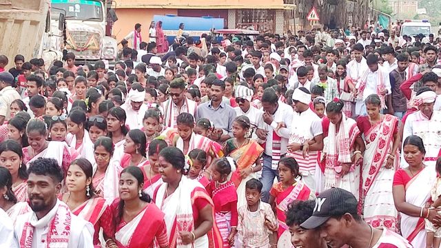 साहिबगंज के दुखियाटोला में धूमधाम से मना सरहुल पर्व, निकली भव्य शोभायात्रा
