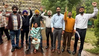 बैठक के बाद सरकार के खिलाफ नारेबाजी करते हुए सहायक प्रोफेसर।