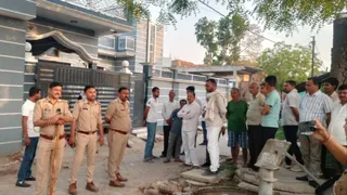लूट के मामले में फरार हिस्ट्रीशीटर संजय सिंह के घर हुई कुर्की की कार्रवाई।