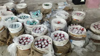 शराब की खेप की डिलीवरी। फोटो जागरण