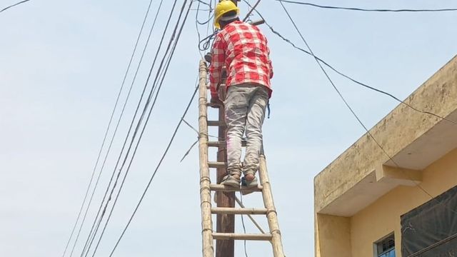 हरदोई में बकाया बिल जमा ना करने पर बिजली विभाग सख्त, 12 कमर्शियल कनेक्शन काटे
