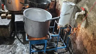 गैस नहीं मिलने पर कानपुर से मंगवाए गए डीजल की भट्ठी से, होटलों में बन रहे व्यंजन। जागरण