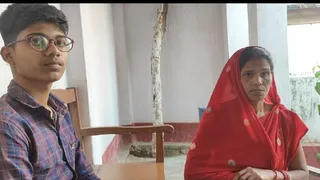 अपनी मां के साथ प्रशांत कुमार मिश्रा। जागरण