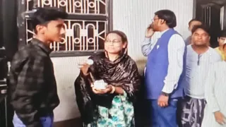 बेटे को मिठाई खिलाती मां। जागरण