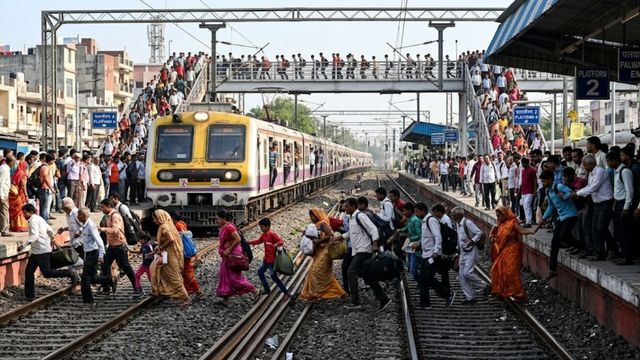 प्लेटफॉर्म बदला, अनाउंसमेंट नहीं: फरीदाबाद के बाटा स्टेशन पर मची अफरा-तफरी, यात्री पटरियों पर कूदे
