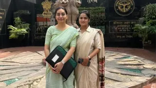 हरी साड़ी पहने हुए भाभी श्रेया शर्मा और उनके पास खड़ी ननद आकृति शुक्ला।