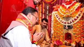 चैती परिसर स्थित मां बाल सुंदरी मंदिर में पूजा करते मुख्यमंत्री पुष्कर सिंह धामी।