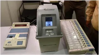 पंचायत चुनाव में EVM। फाइल फोटो