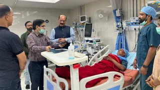 निरीक्षण के दौरान शांति प्रपन्न शर्मा राजकीय चिकित्सालय में मरीजों का हाल पूछते स्वास्थ्य मंत्री सुबोध उनियाल। जागरण