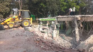 अवैध मस्जिद को जिला प्रशासन ने जेसीबी लगाकर ध्वस्त करा दिया