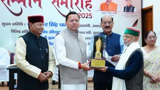 देहरादून स्थित मुख्य सेवक सदन में उत्तराखंड भाषा संस्थान की ओर से आयोजित उत्तराखंड साहित्य गौरव सम्मान समारोह में साहित्यकार डॉ. जितेन ठाकुर को उत्तराखंड साहित्य भूषण सम्मान से सम्मानित करते मुख्यमंत्री पुष्कर सिंह धामी।