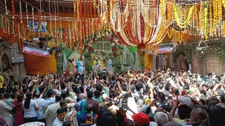 वृंदावन में कामदा एकादशी पर शुरू हुए दिव्य फूलबंगला दर्शन।