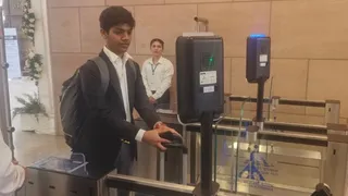 देहरादून एयरपोर्ट में प्रवेश द्वार पर डिजी यात्रा एप के जरिये चेहरा स्कैन कर अंदर दाखिल होते यात्री। जागरण