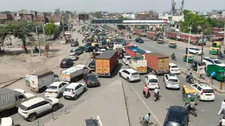 बाटा पुल का एक साइट बंद होने से लगा लंबा जाम। फोटो: जागरण