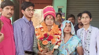 बुलंदशहर में गायत्री वर्मा के साथ स्वजन। जागरण