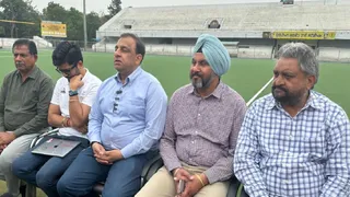 हॉकी पंजाब के अध्यक्ष नितिन कोहली जानकारी देते हुए।