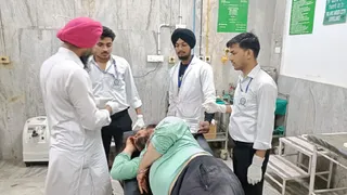 घायल का अस्पताल में इलाज करते हुए डॉक्टर।