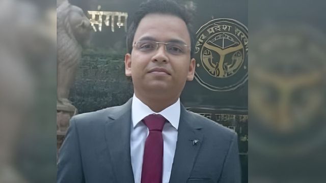 लेखपाल अखिल बने असिस्टेंट कमिश्नर, पीसीएस 2024 में सफलता हासिल कर प्रतापगढ़ का नाम किया रोशन
