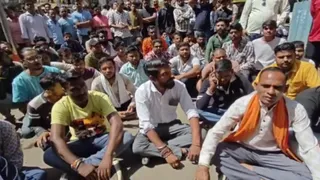 थाने के बाहर धरने पर बैठे हिंदू संगठन कार्यकर्ता।