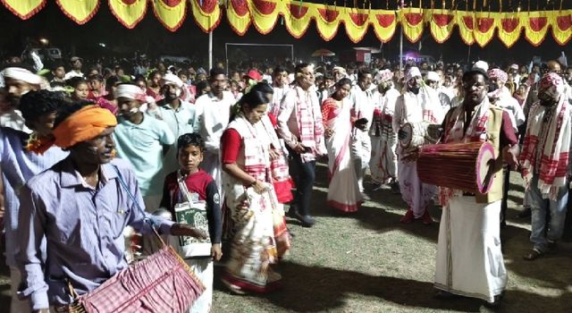 खरसावां के जोजो गांव में गूंजी मांदर की थाप; प्रकृति पर्व 'सरहुल' पर झूम उठा आदिवासी समाज
