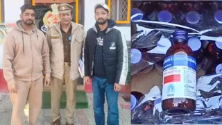 कोडीनयुक्त सीरप की अवैध बिक्री करने में गिरफ्तार दवा विक्रेता उस्मान खान उर्फ नाजिश व उमर खान उर्फ दानिश। जागरण आर्काइव