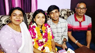 यूपीपीसीएस में चयन के बाद परिवार के साथ दीक्षा अग्रवाल। सौ. स्वजन